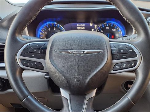 Used 2022 Chrysler Pacifica Touring-L image 17