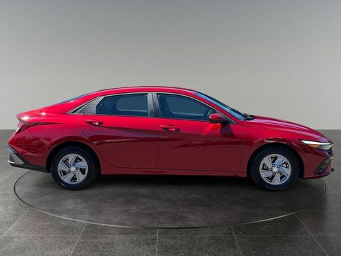 Used 2025 Hyundai Elantra SE FWD image 10