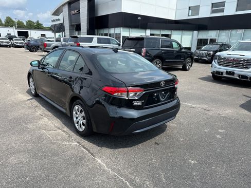 Used 2022 Toyota Corolla LE FWD image 3