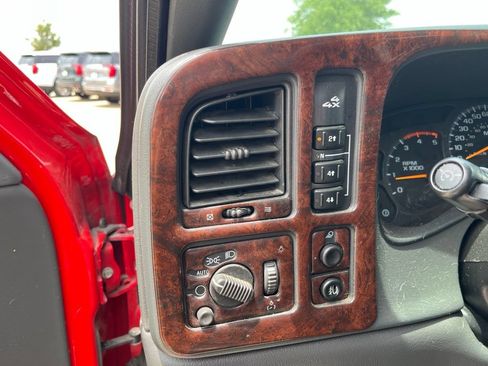 Used 2004 GMC Sierra 3500 SLT w/ Skid Plate Package AWD/4WD image 12