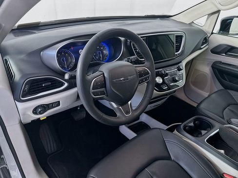 Used 2024 Chrysler Pacifica Touring-L image 29