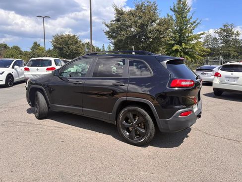 Used 2017 Jeep Cherokee Sport w/ Cold Weather Group AWD/4WD image 5