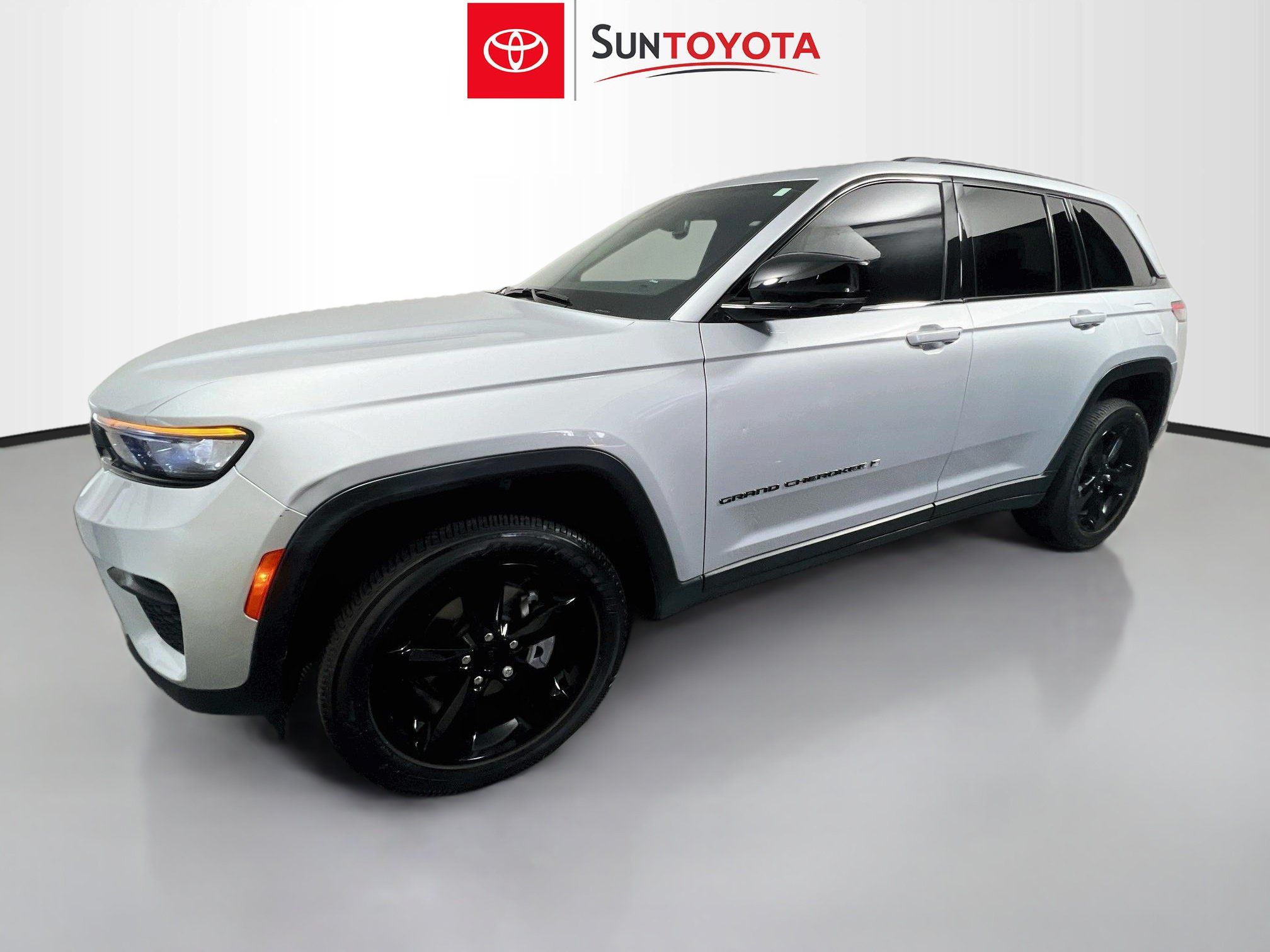 Used 2023 Jeep Grand Cherokee Altitude AWD/4WD image 9