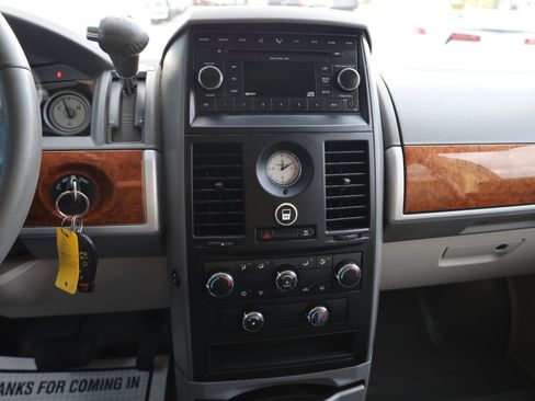 Used 2008 Chrysler Town & Country Touring image 13