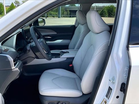 New 2026 Toyota Grand Highlander FWD image 9
