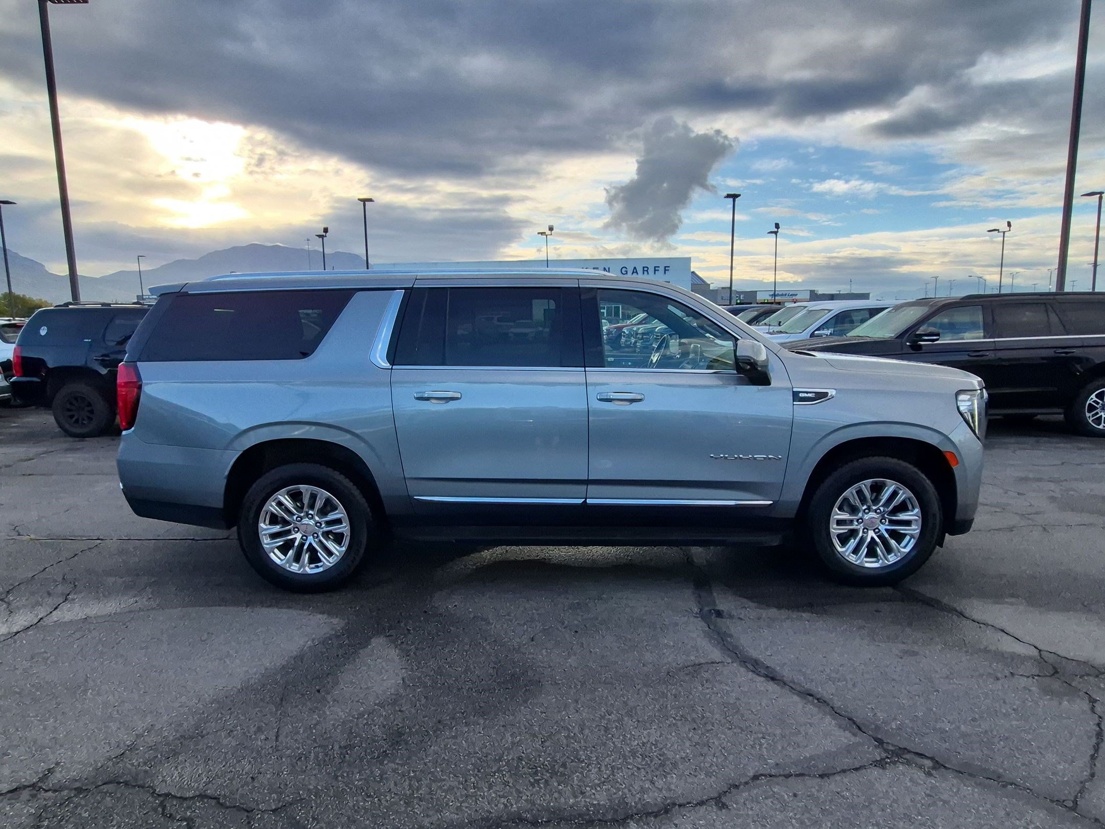 Used 2024 GMC Yukon XL SLT w/ SLT Luxury Package AWD/4WD image 2