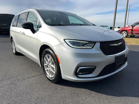 Used 2024 Chrysler Pacifica Touring-L image 3