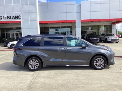 Used 2025 Toyota Sienna XLE w/ XLE Plus Package FWD image 8