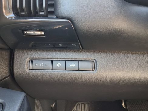 Used 2025 Nissan Pathfinder SV AWD/4WD image 38