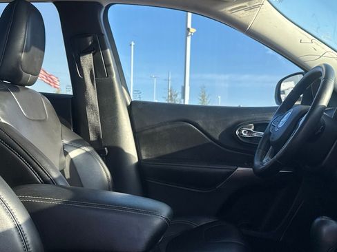 Used 2019 Jeep Cherokee Latitude Plus w/ Comfort/Convenience Group FWD image 29