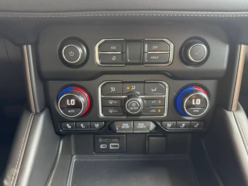 Used 2021 Chevrolet Suburban High Country AWD/4WD image 34