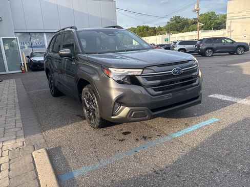 Used 2025 Subaru Forester Premium AWD/4WD image 2