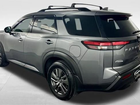 Used 2022 Nissan Pathfinder SV w/ SV Premium Package image 6