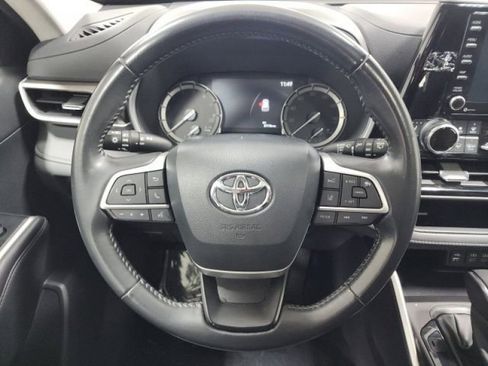Used 2022 Toyota Highlander XLE AWD/4WD image 29