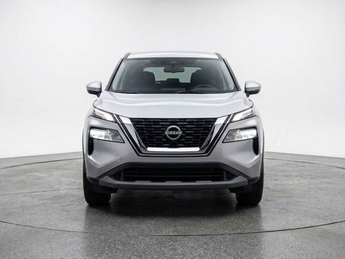 Used 2025 Nissan Rogue SV image 2