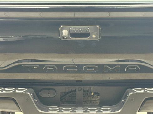 Used 2018 Toyota Tacoma TRD Sport AWD/4WD image 11