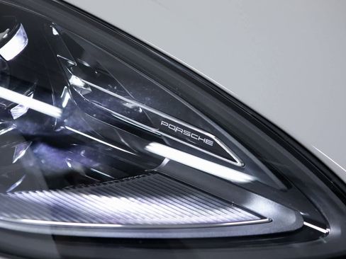 Certified 2025 Porsche Macan image 33