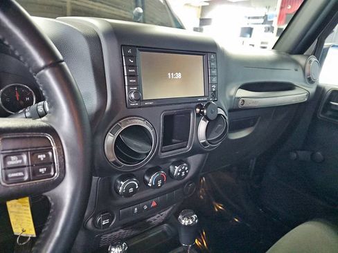 Used 2018 Jeep Wrangler Unlimited Sport w/ Connectivity Group AWD/4WD image 12