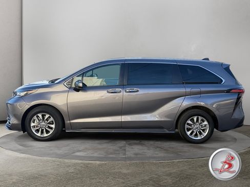 Used 2022 Toyota Sienna XLE FWD image 4