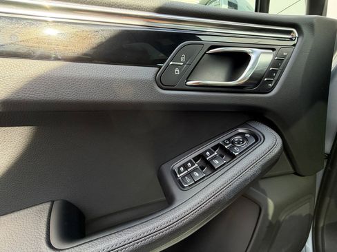 Certified 2025 Porsche Macan AWD/4WD image 26