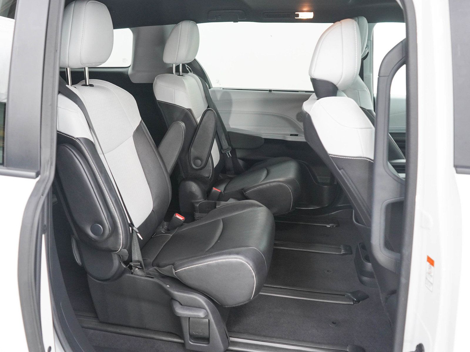 Used 2025 Toyota Sienna XSE AWD/4WD image 13