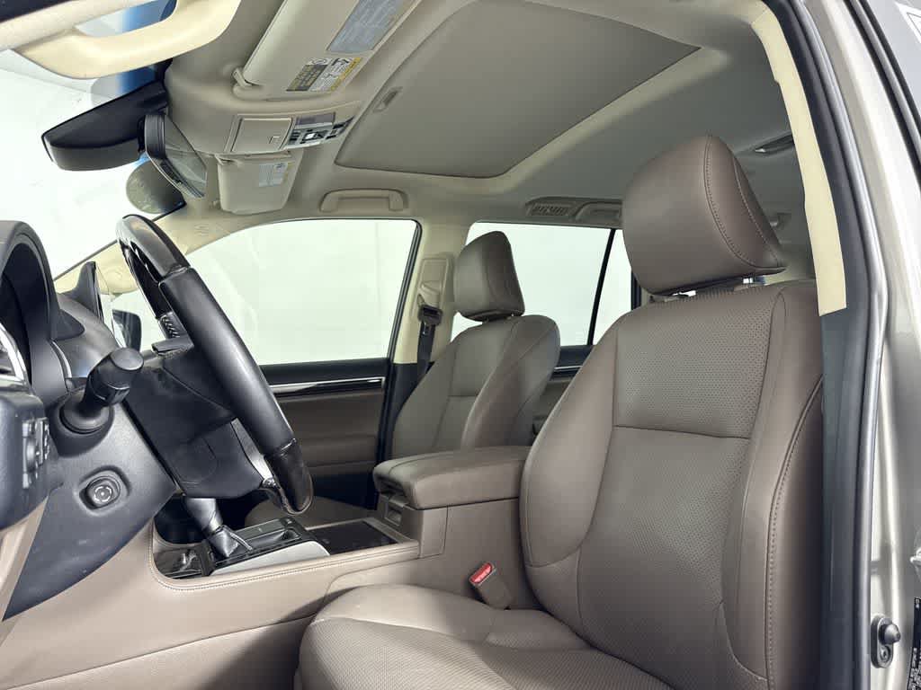 Used 2023 Lexus GX 460 Luxury w/ Sport Design Package AWD/4WD image 5