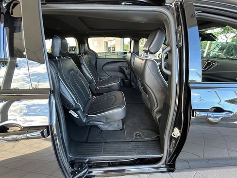Used 2025 Chrysler Pacifica Limited image 36