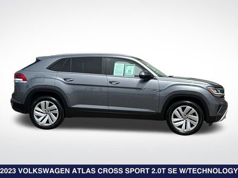 Used 2023 Volkswagen Atlas Cross Sport SE w/ Panoramic Sunroof Package FWD image 4
