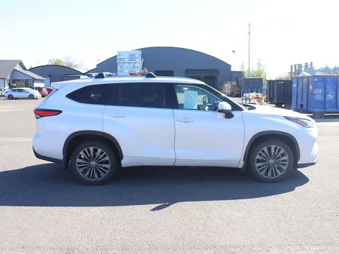 Used 2020 Toyota Highlander Platinum image 4