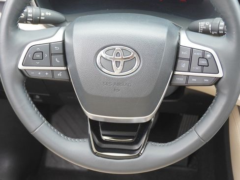 Used 2024 Toyota Highlander Platinum FWD image 29