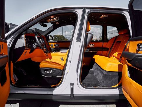 Used 2024 Rolls-Royce Cullinan Black Badge image 32