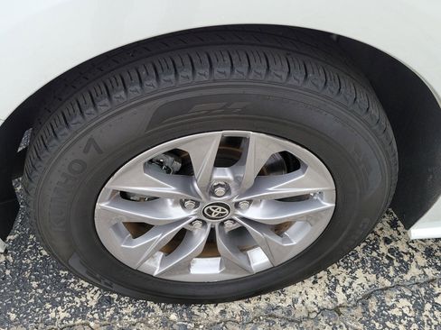 Used 2024 Toyota Sienna XLE FWD image 7