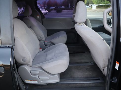 Used 2015 Toyota Sienna L image 35