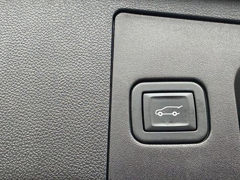 Used 2021 Cadillac XT4 Premium Luxury image 8