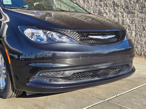 Used 2023 Chrysler Voyager LX image 7