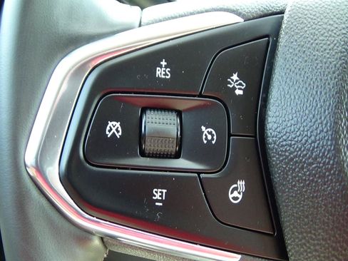 Used 2025 Chevrolet Trax LT w/ LT Convenience Package FWD image 21