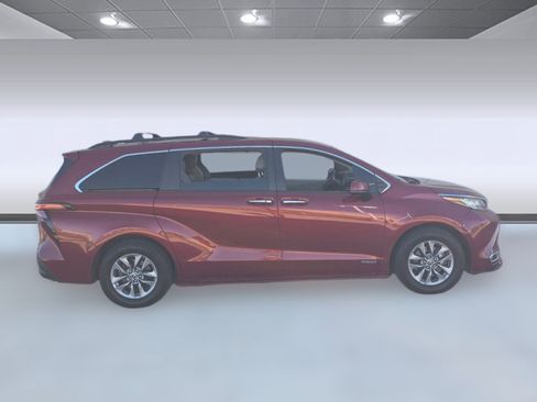 Used 2021 Toyota Sienna XLE image 6