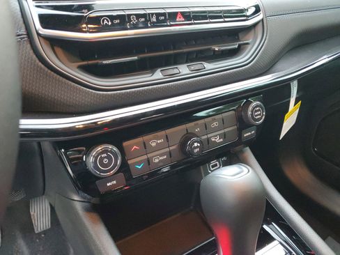 New 2026 Jeep Compass Latitude AWD/4WD image 19