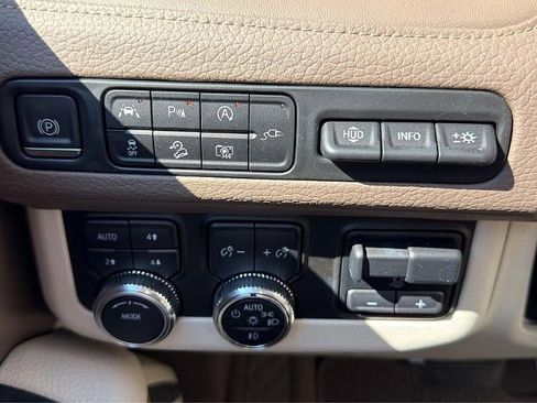Used 2022 GMC Yukon Denali w/ Denali Premium Package AWD/4WD image 35