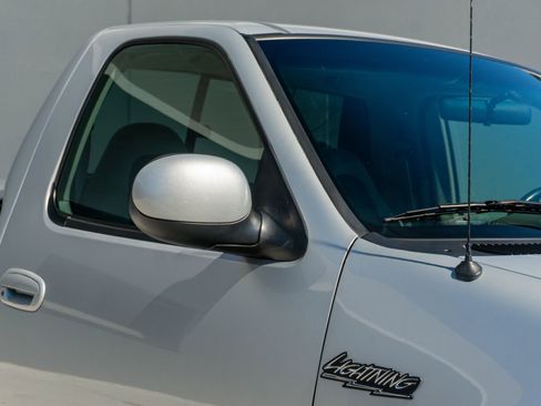 Used 2004 Ford F150 Lightning RWD image 30
