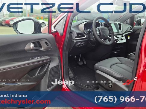 New 2027 Chrysler Pacifica Select AWD/4WD image 9