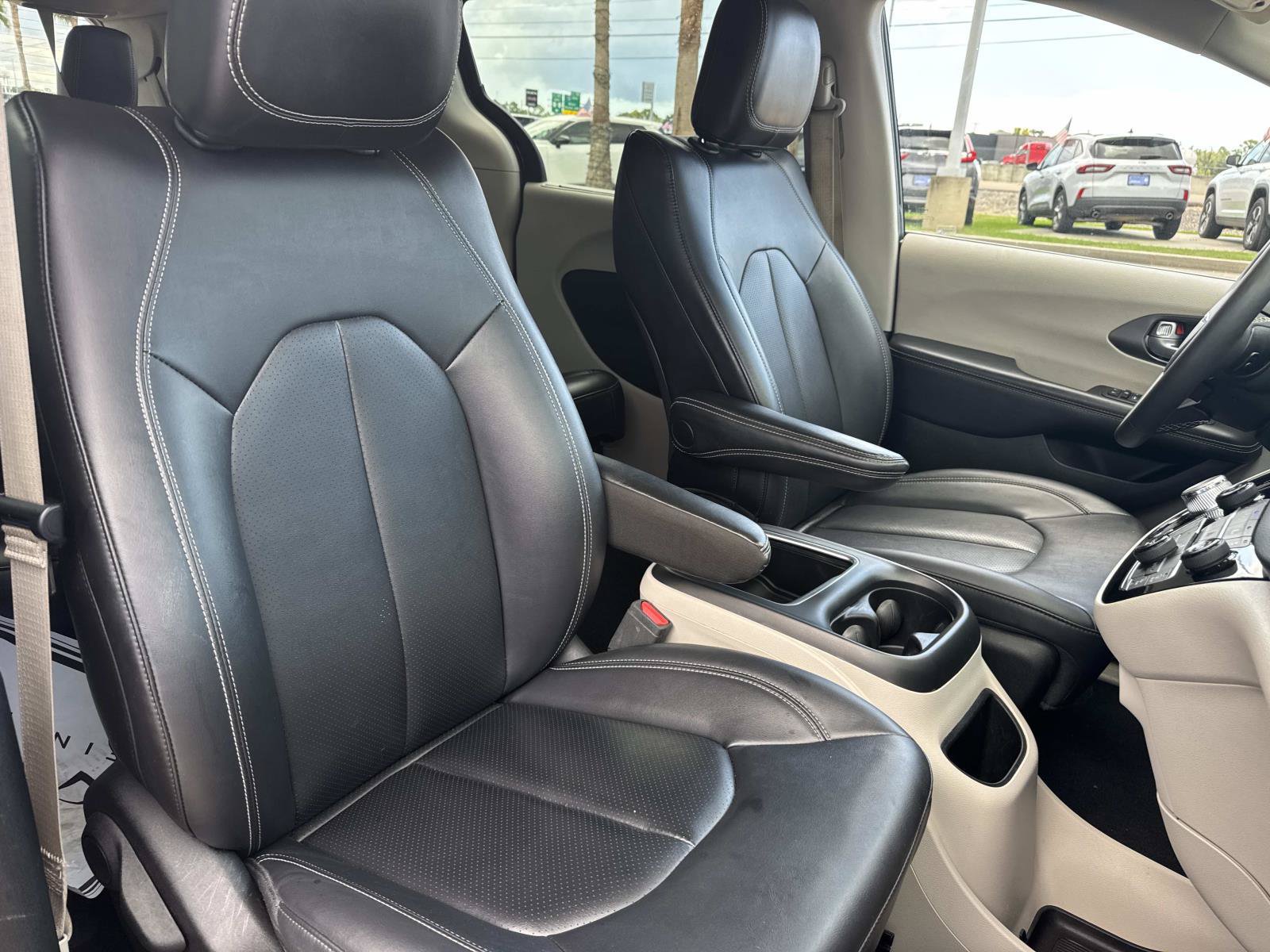 Used 2024 Chrysler Pacifica Touring-L FWD image 12
