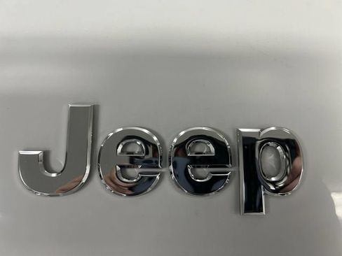 Used 2018 Jeep Cherokee Latitude w/ Safety Group AWD/4WD image 30