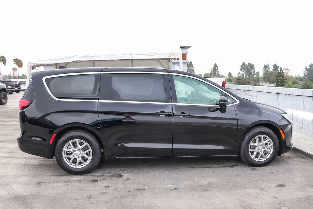 New 2027 Chrysler Pacifica Select FWD image 13