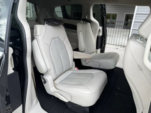 Used 2021 Chrysler Pacifica Touring-L FWD image 14