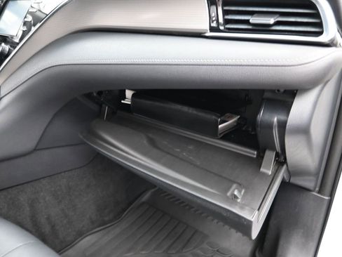 Used 2018 Toyota Camry SE w/ Moonroof Package image 29