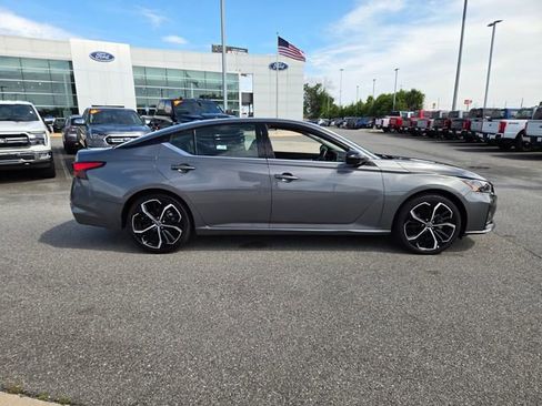 Used 2024 Nissan Altima 2.5 SR FWD image 12