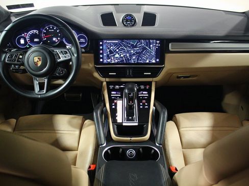 Used 2022 Porsche Cayenne Turbo image 4