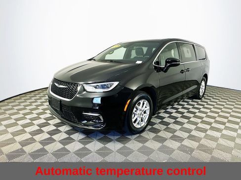 Used 2025 Chrysler Pacifica Select FWD image 6