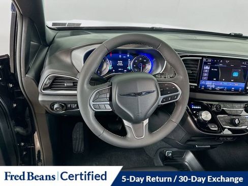 Used 2025 Chrysler Pacifica Select image 21